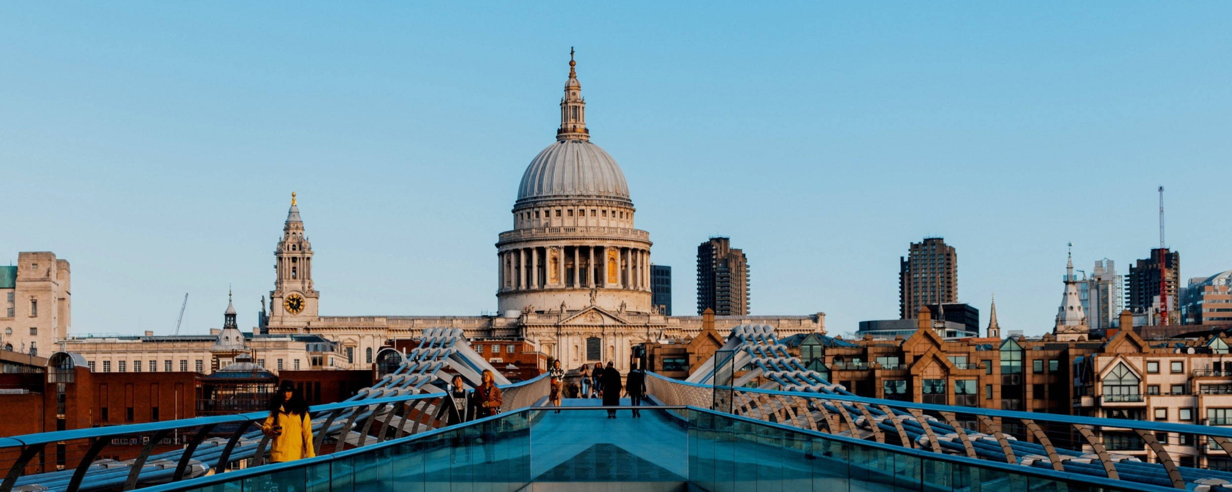 Wide-shot image of St. Pauls Cathedral